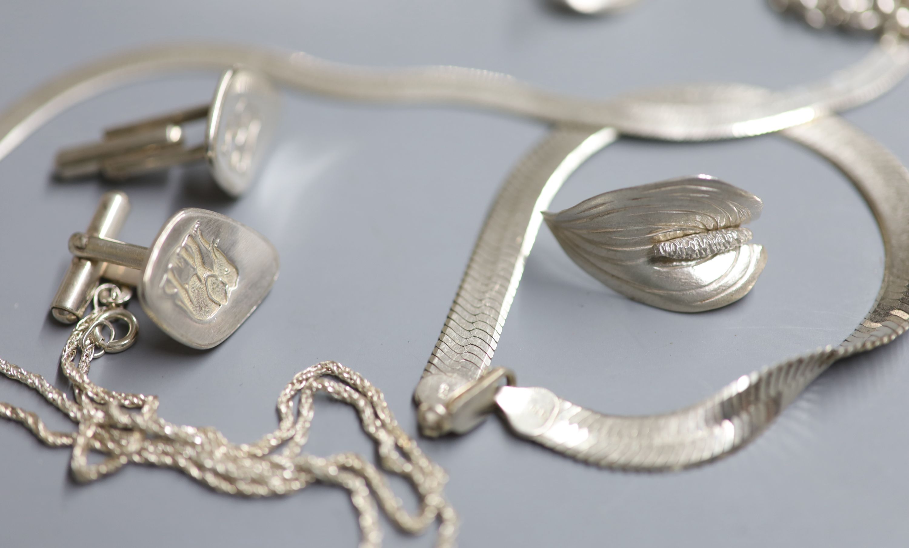 Assorted modern 925 and white metal jewellery